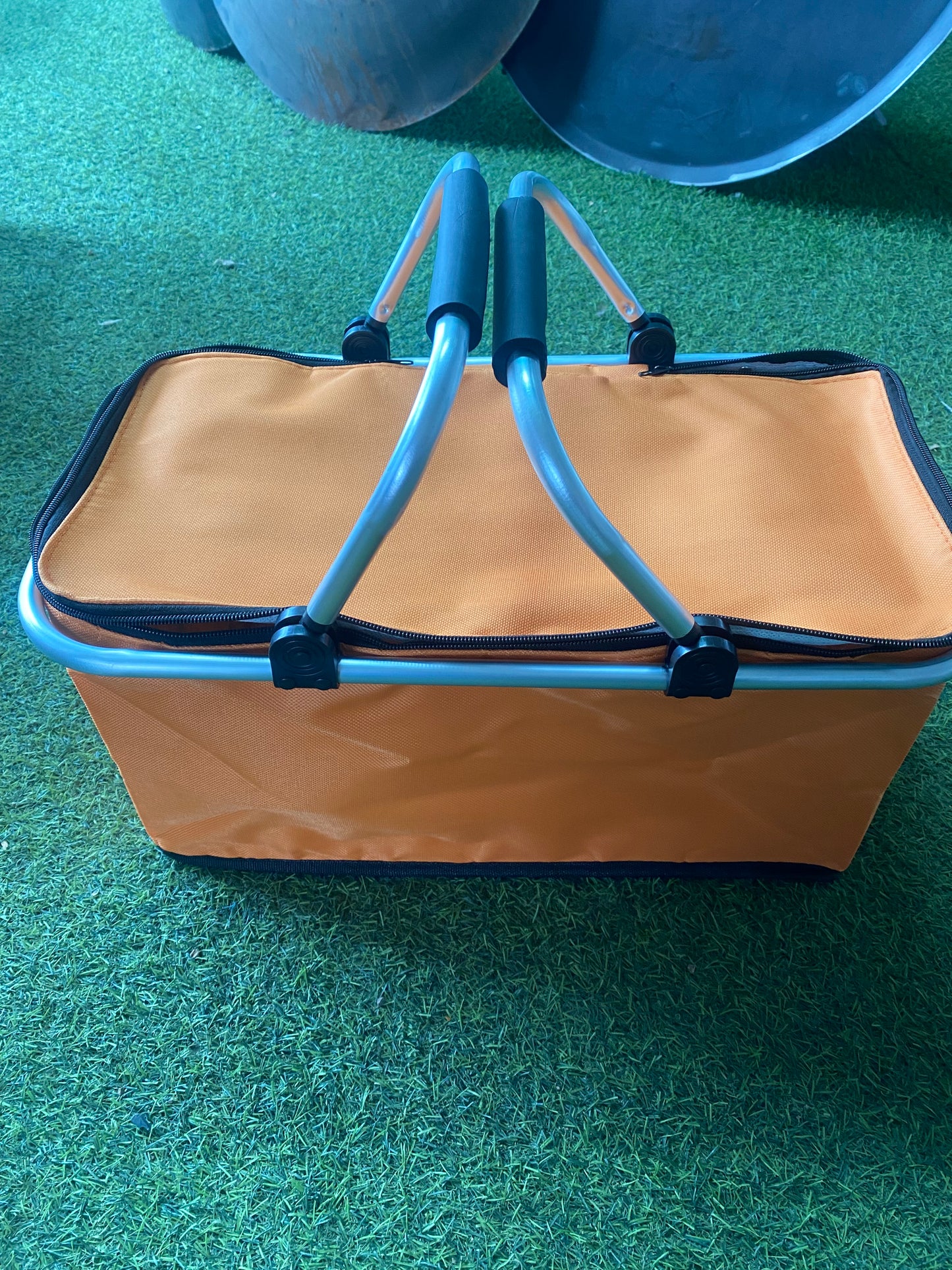 צידנית מתקפלת עם מסגרת אלומיניום – מושלמת לקמפינג, פיקניקים ושימוש יומיומי